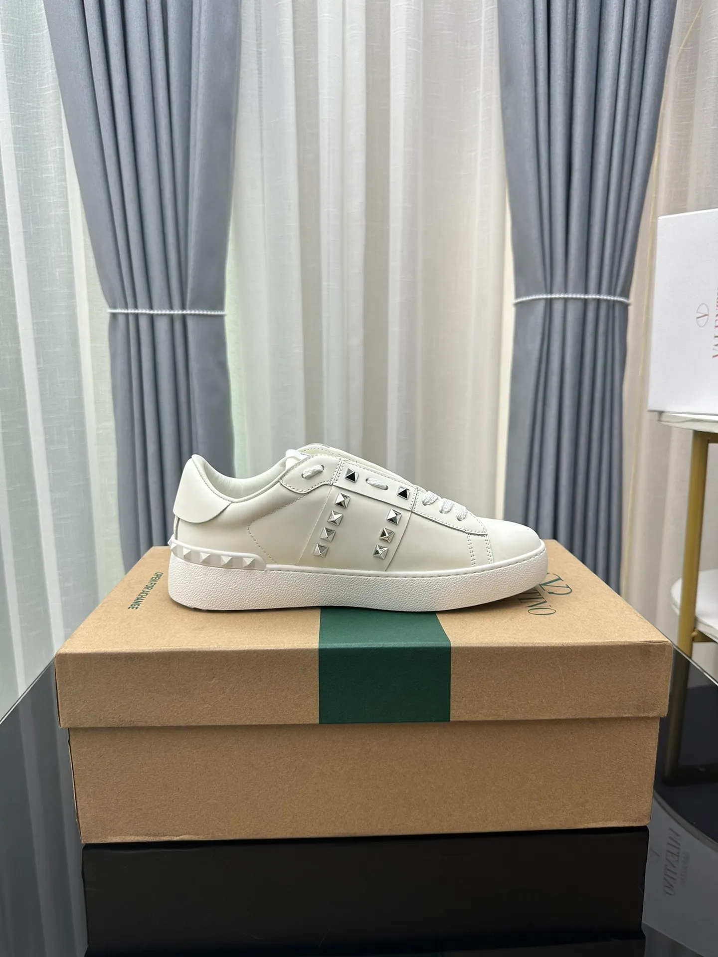 👟👟Ex-factory price 480👟👟 Women's shoes Women's clothing Valentino Valentino GARAVANI O👟👟Ex-factory price EN DISCO Rivets Thick soles Casual sneakers Increased height White shoes Original purchase and development Production V family classic series Willow nail white shoes Hot sale at the counter Brand new Huge 6.5cm platform thick sole with original classic series A perfect favorite for short people. Comes with exquisite packaging at the counter🛍📦 ▪️ Fabric: Original custom imported calfskin ▪️ Lining: Imported custom soft cowhide lining ▪️ Sole: Original molded ultra-light rubber foam material ▪️ Sole thickness: 6.5 ▪️ Size: Women's 35-45 (45 is custom-made and cannot be returned or exchanged)
